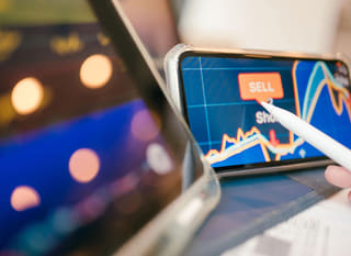 Opérateur multi-marchés examinant les options sur Bitcoin, Ethereum et devises
