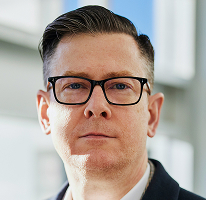 Alexander Hughes, PDG et dirigeant d’une entreprise de trading de cryptomonnaie, en portrait