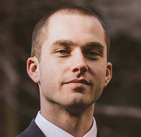 Portrait montrant Thomas Whitfield, analyste en trading crypto et expert
